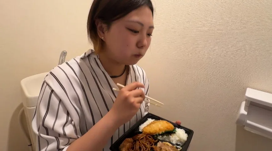 大学生Yちゃんのトイレで早弁-3