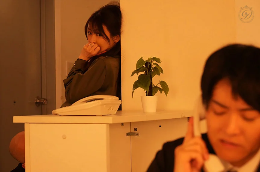 人妻秘書 机の下の密かなクンニ情事―。 小沢菜穂-6