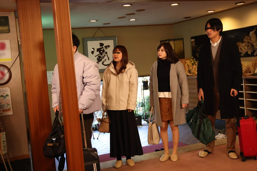 王様ゲームで他の男に胸を揉まれ感じていた妻 ひとみ-1