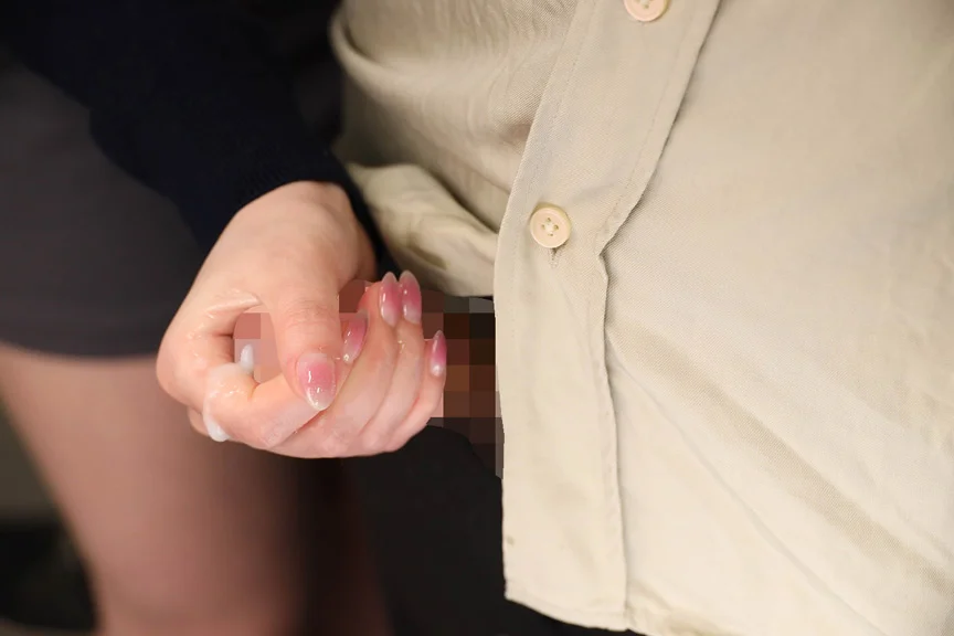 イケメン彼氏を背後から手コキで勃起誘惑する性欲熟女-3