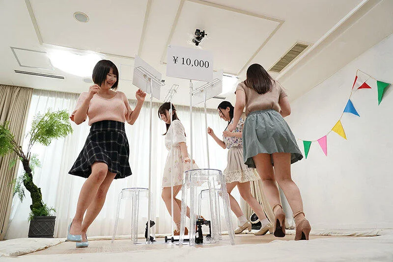 女子大生5人組が「ち○ぽ即ヌキ椅子取りゲーム」に挑戦-1