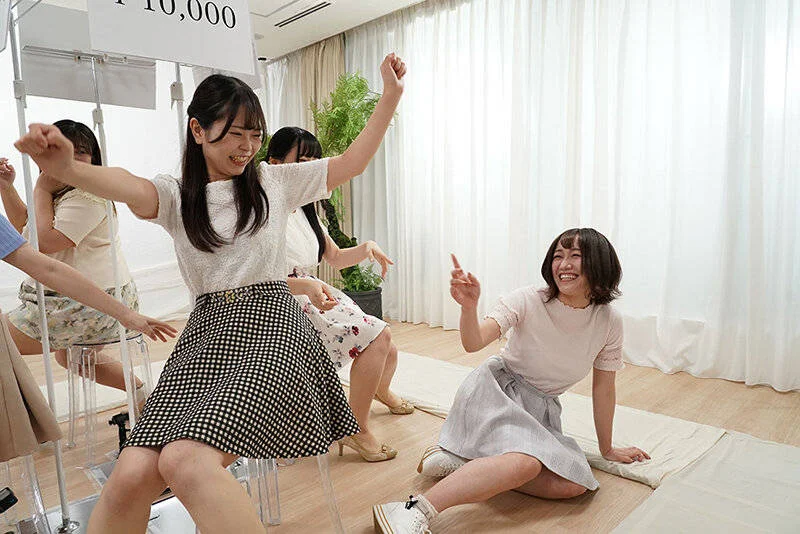女子大生5人組が「ち○ぽ即ヌキ椅子取りゲーム」に挑戦-3