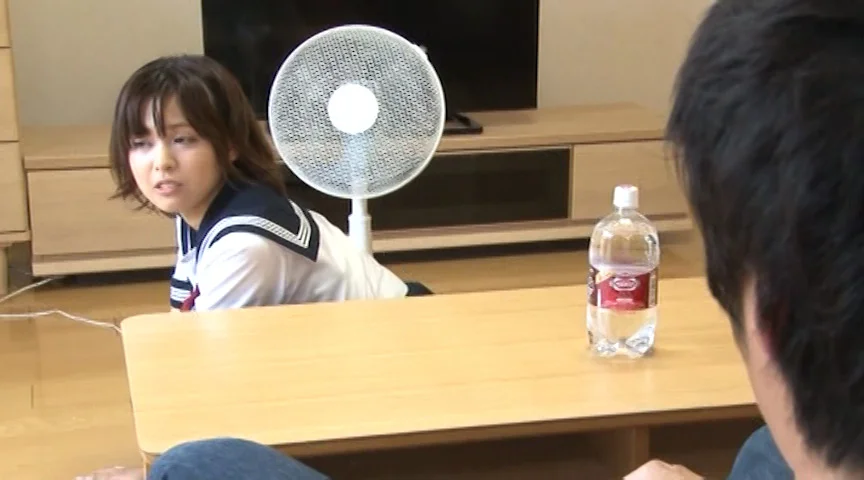 パンツに扇風機を当てている制服姿を見ていたら…3-1
