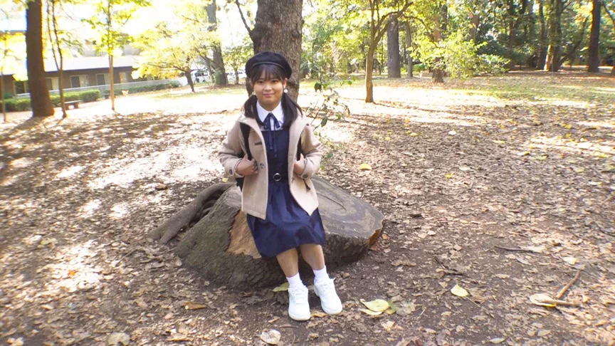 ショコラマロン 無防備で静かにこちらを見ている女の子-4