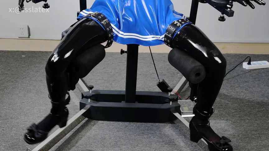 コミケ帰りのテカテカセーラー女に好き放題してみた-4