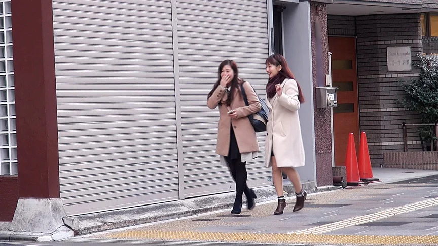 美女が美女をガチ口説き！素人ナンパレズビアン-3