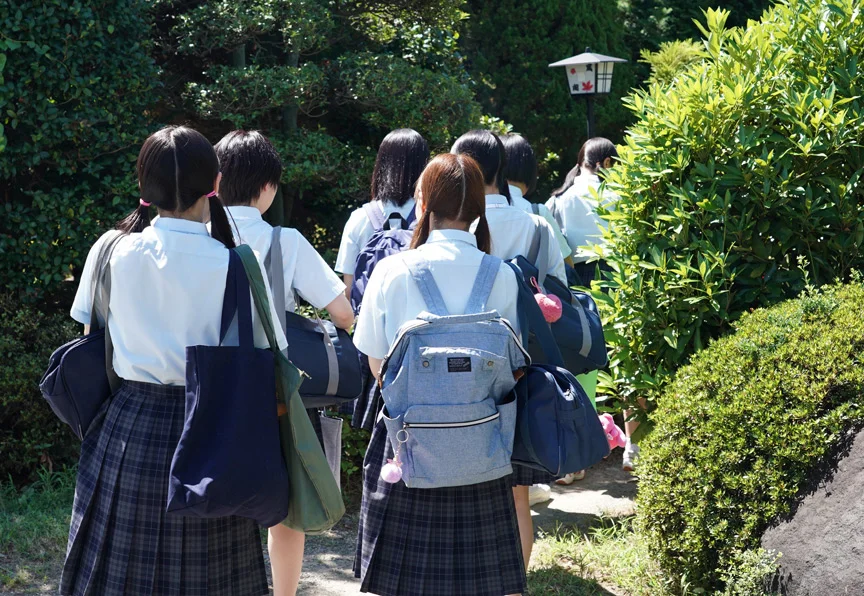 修学旅行でちょっとだけ大胆になったひよこビッチ達-1
