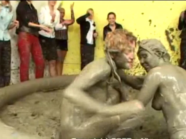 欧州ガチンコ美女 泥レスリング-14