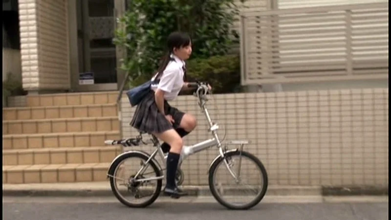 媚○を塗られ我慢できずサドルオナニーをする女子○生-1