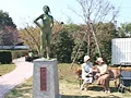 裸で銅像になりきって街角羞恥露出-2