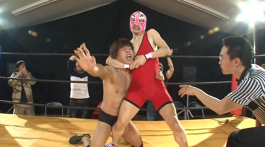 覆面プロレスラーの俺が呪いのマスクで女体化-1