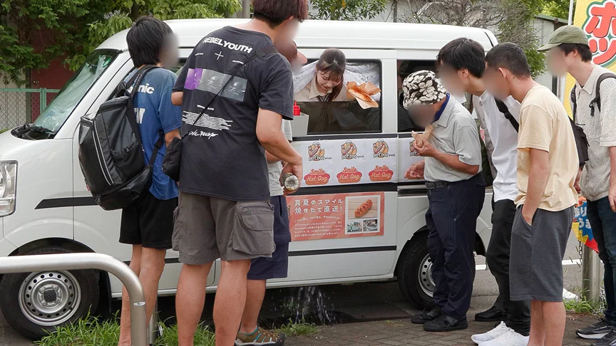 潮吹きながらホットドッグ売って小野坂ゆいか望月つぼみ-1