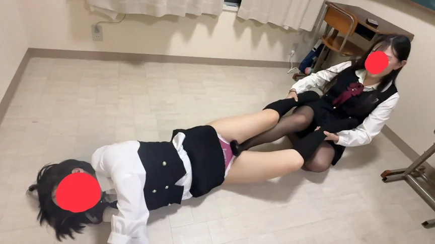 あのりおなちゃんが教室でみーなちゃんに電気アンマ-6