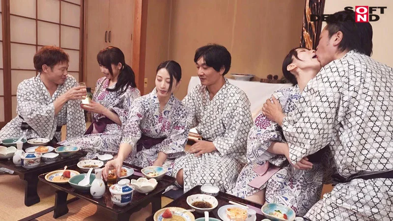 本物人妻3人が豪華共演！酒池肉林の大乱交-5