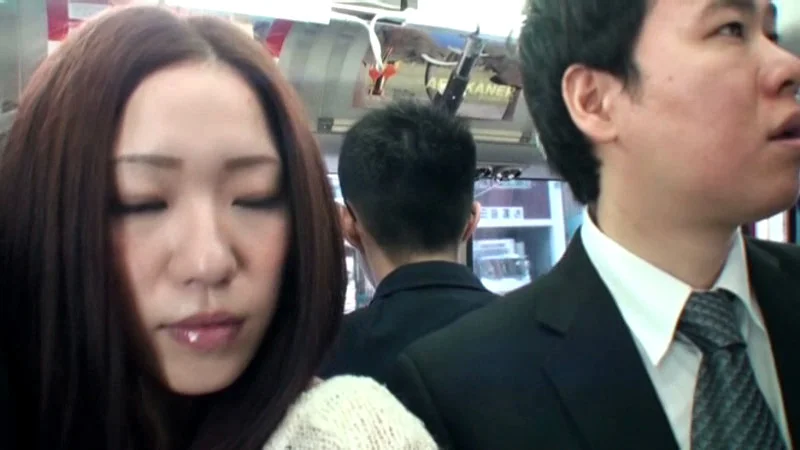 敏感すぎる人妻は痴○で泡吹き失禁、潮吹きまくり失神-1