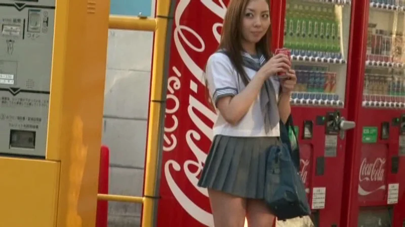 人気熟女にいきなりセーラー服を着せて街中放置したら-6