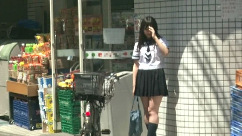 人気熟女にいきなりセーラー服を着せて街中放置したら-11