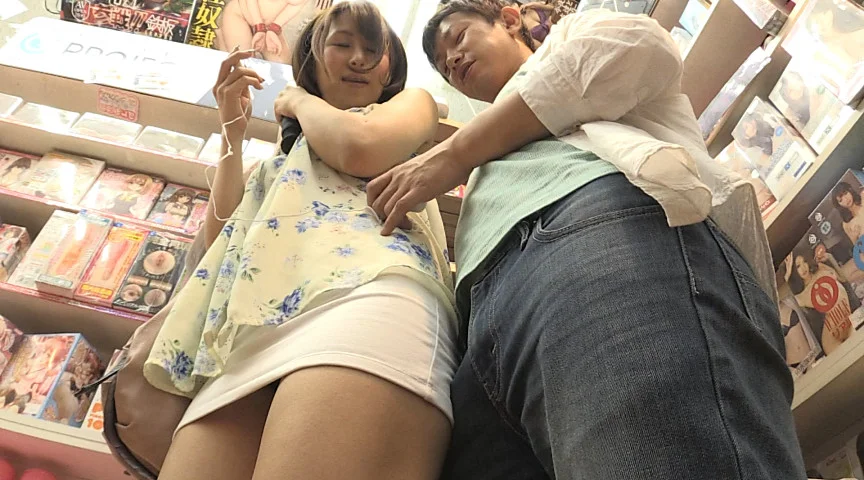アダルトビデオショップに間違えて入ってきたお姉さん-10