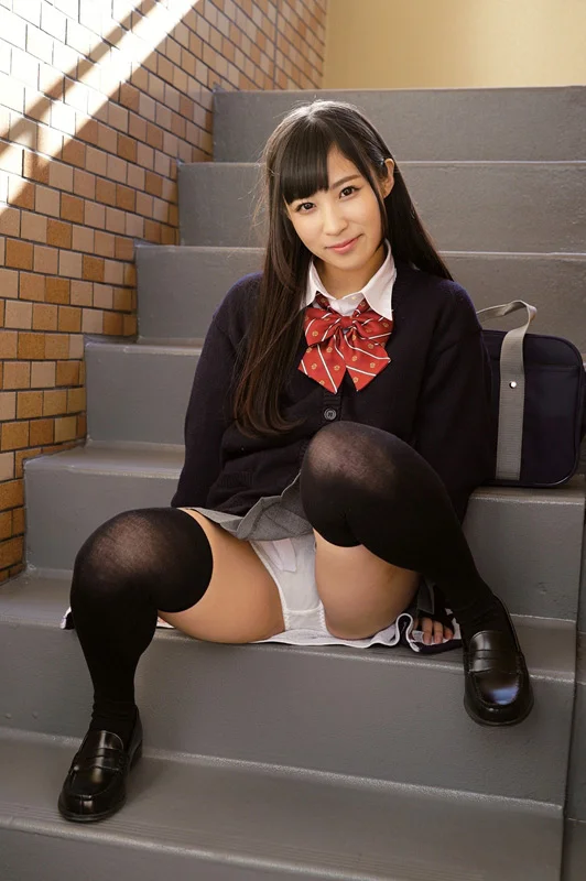 毎朝見かけるニーハイ太ももパンチラ女子○生3-1
