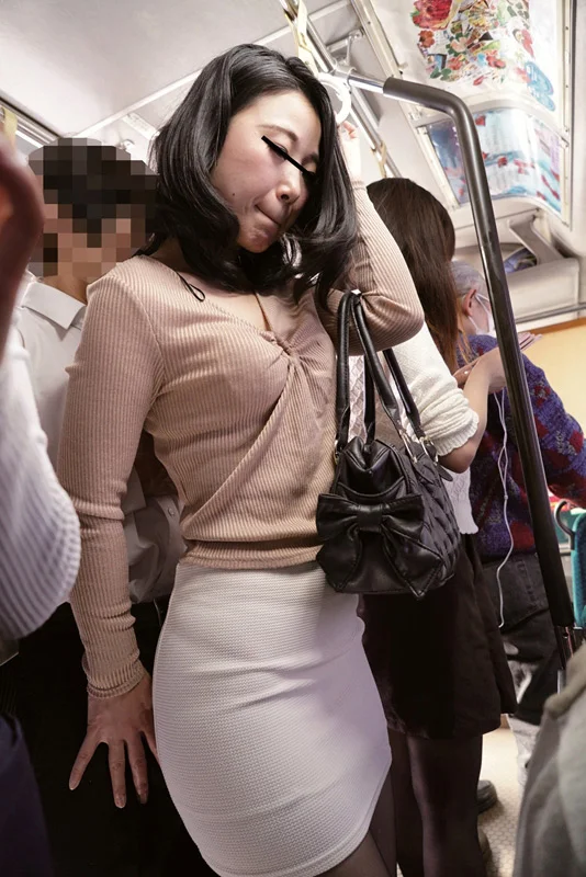 黒パンストむっちり尻が股間に触れて速攻ボッキ！-2