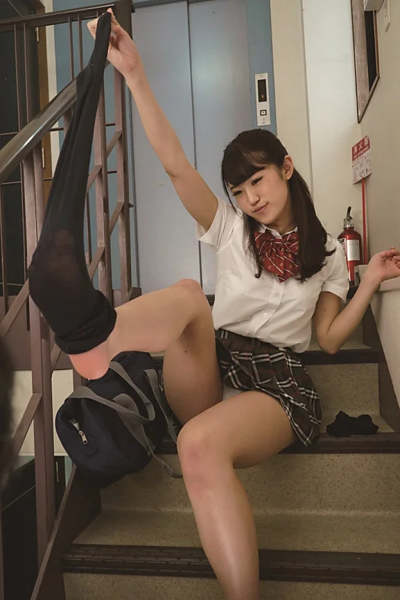 毎朝見かけるニーハイ太ももVパンチラ女子○生4-6