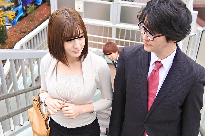 満員バスで夫が横にいるのに勃起チ○ポがめり込んで興奮-1