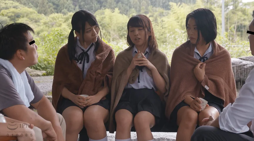 びしょ濡れ女子○生雨宿り○制○○5-1