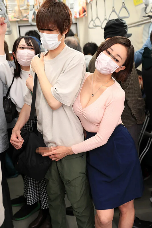 「おばさんの私に触られて勃っちゃう君が悪いんだよ」彼女が隣にいても構わずイケメン彼氏を背後からネチョいコネくり手コキで勃起誘惑する性欲熟女-4