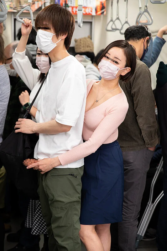 「おばさんの私に触られて勃っちゃう君が悪いんだよ」彼女が隣にいても構わずイケメン彼氏を背後からネチョいコネくり手コキで勃起誘惑する性欲熟女-20