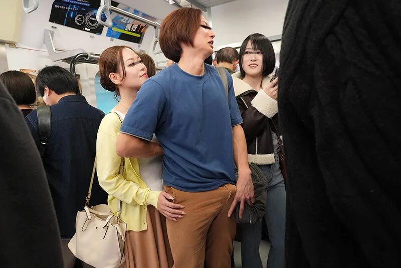 「おばさんの私に触られて勃っちゃう君が悪いんだよ」彼女が隣にいても構わずイケメン彼氏を背後からネチョいコネくり手コキで勃起誘惑する性欲熟女VOL.2-4
