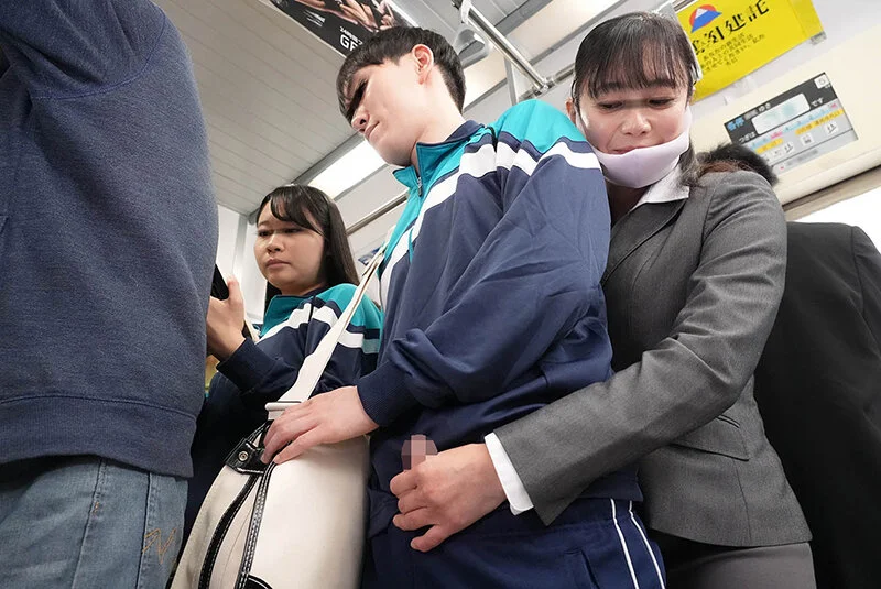 「おばさんの私に触られて勃っちゃう君が悪いんだよ」彼女が隣にいても構わずイケメン彼氏を背後からネチョいコネくり手コキで勃起誘惑する性欲熟女VOL.2-10