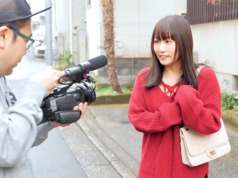 池袋で見つけた心優しい働くお姉さん 童貞くんのオナニーのお手伝いのつもりがセックス練習ってことで素股していてヌルっと入って筆おろし！？ 篠宮ゆり-1