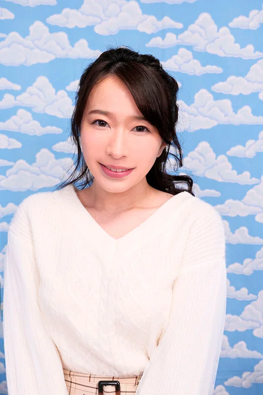 吉祥寺で見つけた心優しい巨乳の女子大生 童貞くんのオナニーのお手伝いのつもりがセックス練習ってことで素股していてヌルっと入って筆おろし！？ 春風コウ-1