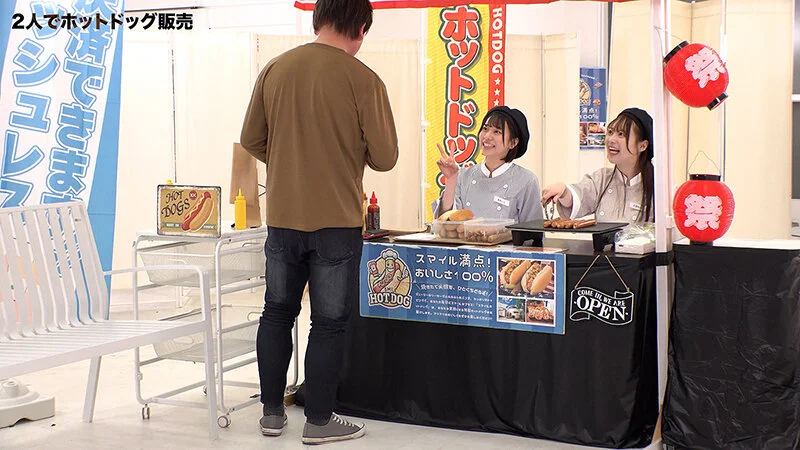 人気 AV 女優が挑戦！イカサレ屋台の中で 潮吹きながらホットドッグ売ってください！客前でイキ我慢ホットドッグ販売対決-2