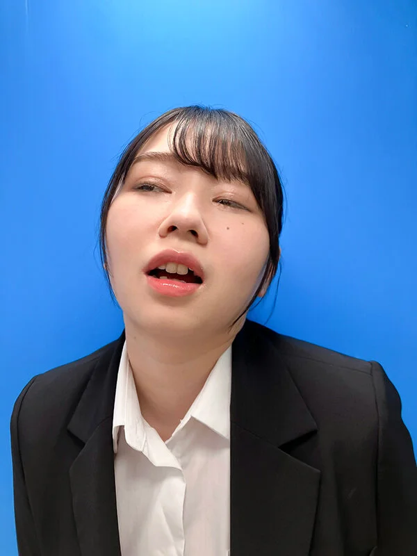 ここで撮影した写真を貼れば絶対合格するというピストンバイブ証明写真ボックス2リクルートスーツの女子大生がどんなに突かれても笑顔をキープ来訪者K.Hさん-1