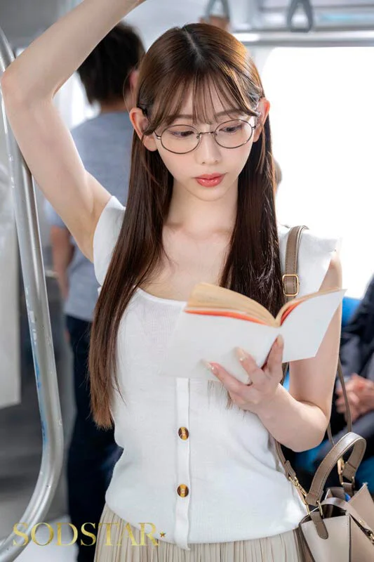 通学中に読書にふける文系女子大生が吊り革拘束立ちバックで膝ガク潮吹き お漏らししながらイク快感が忘れられず痴〇好みの女に… 一宮るい-2