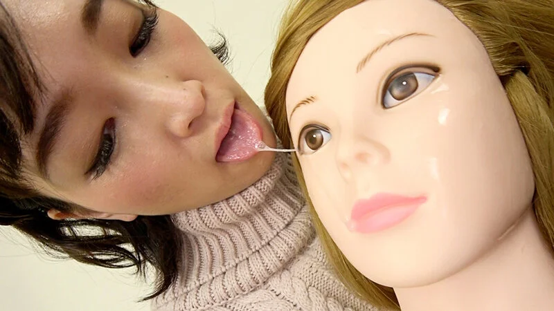 マネキンをベロでしゃぶりつくす美女-8