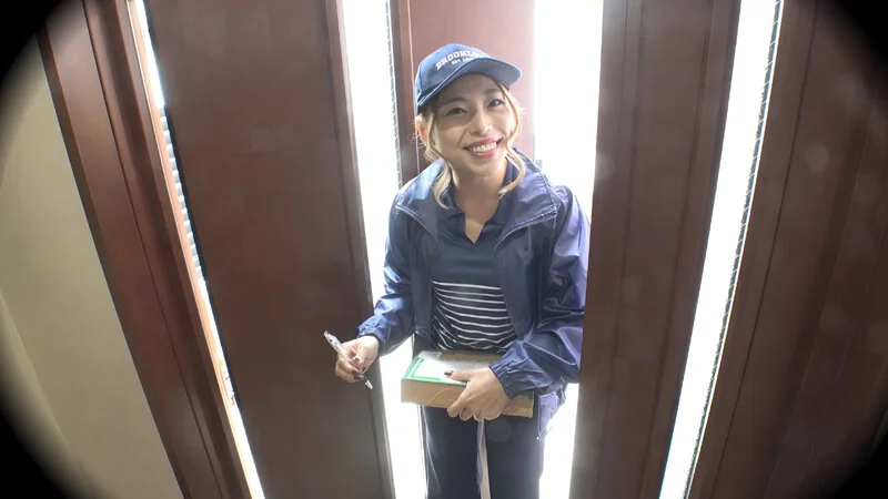 街でよく見かける地域担当の宅配パート妻 配達された勢いでガチ口説き！あっという間に他人ま〇こGET完了！-1