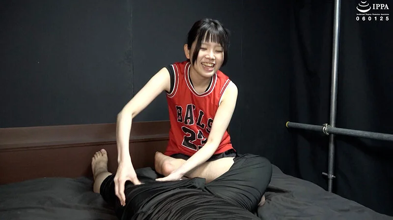 「【F/Mくすぐり】筋トレ中のM男を楽しそうにくすぐりでイタズラする柚乃ちゃん！」わかしラボWAKA-082 牧河柚乃 4-7