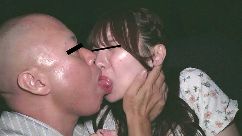 映画館でうっかり眠ってしまった美女にねっちょり手淫でサイレント失禁アクメ！声の出せない状況で寸止め！焦らしに耐えきれず静寂アクメで完堕ち！-1