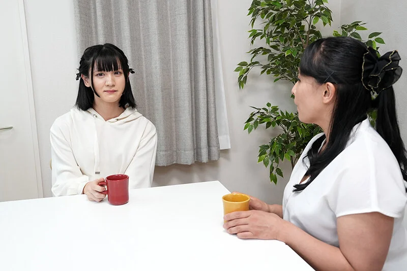 女上司と出張でまさかの相部屋！その夜に夜●いをされて…-1