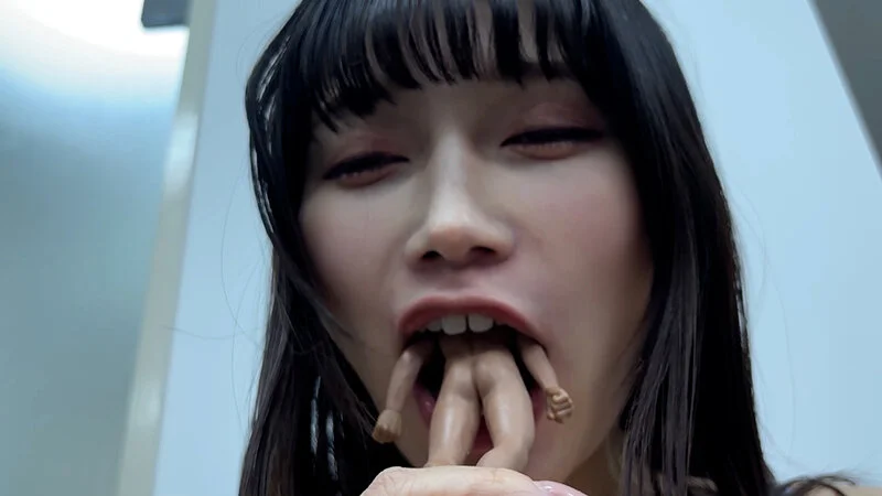ひなみちゃんがM男人形を唾液たっぷり舐めまわす-10