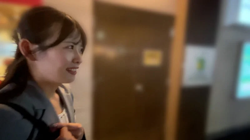 M男が街中で女性に声をかけてキスさせてもらう スレンダーOL あいちゃん-1