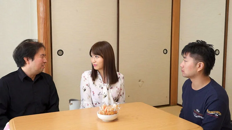 こたつの下で継母にイタズラ！ネイキを立てる親父を横目にいびつな関係の継母とムスコ！-1