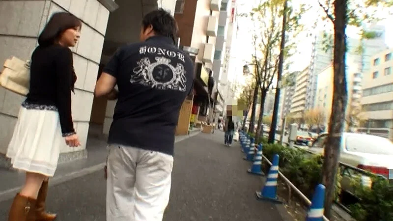 街行く清楚な巨乳奥さまをナンパして商品モニターをお願い！大量のアダルトグッズに興味津々の奥様となし崩しの乱交中出しセックス！-1