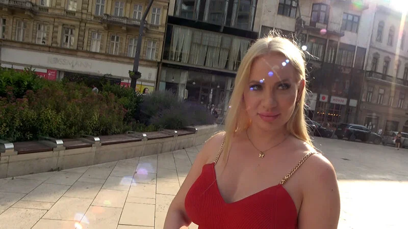欧州の街角ナンパ！ゴージャスなダイナマイトボディの金髪美女を片言の英語でナンパして部屋に誘い侍肉棒で国際交流SEX！-1