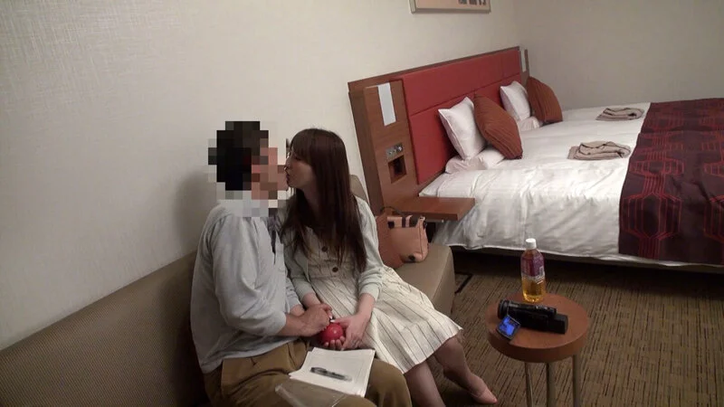 笑顔が可愛い人妻。おじさんの隠し持つおナスに興味津々！ のぞみ 雪菜希-1