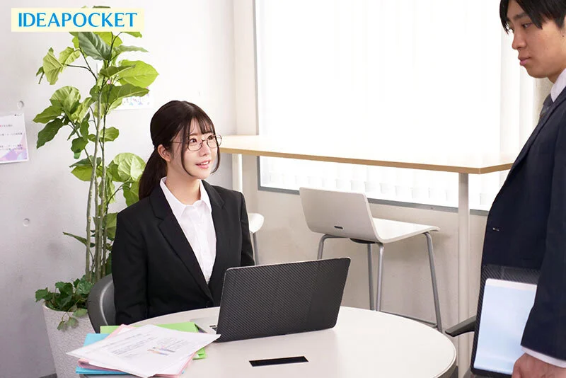 上京したてで友達のいない後輩社員と酔った勢いでお泊りすることに… 脱がせたら予想外のスリム巨乳で興奮しっぱなしの僕は一晩中ハメまくった 坂井美桜-2