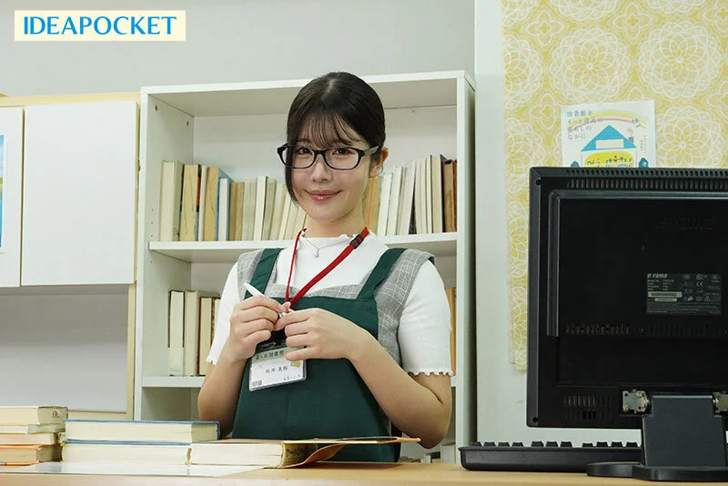 おっとり無口な地味司書さんの裏の顔は脱いだらスリム巨乳のむっつり淫乱痴女 坂井美桜-2