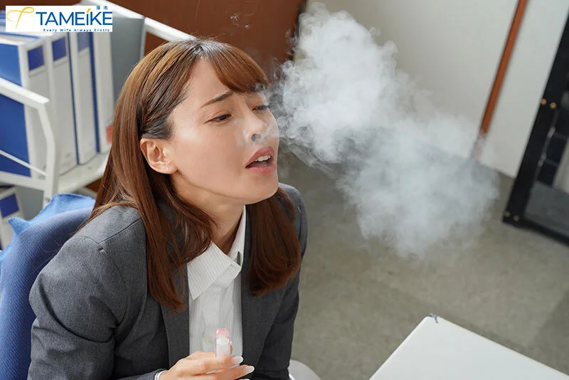 「私と一緒にブッ飛ばない？」生徒の媚薬タバコでケダモノ覚醒！放課後下品にチ○ポを貪るガンギマリ先生 大谷双葉-2